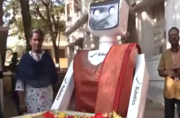 तमिलनाडु चुनाव में साड़ी पहने रोबोट ने किया वोटर्स का स्वागत, वीडियो देखकर सोशल मीडिया यूजर्स हैरान&nbsp;