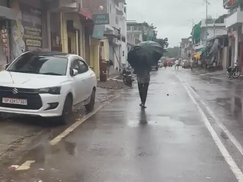 प्रयागराज में बदला मौसम का मिजाज, काले बादलों के बीच रुक-रुककर हो रही बारिश