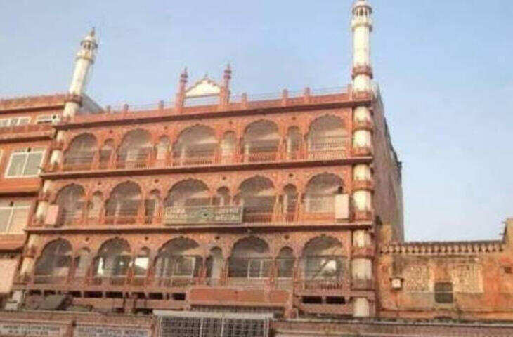 राजस्थान को आमतौर पर किलों, महलों और मंदिरों की धरती के रूप में जाना जाता है, लेकिन यहां इस्लामी स्थापत्य और सूफी परंपरा से जुड़े कई महत्वपूर्ण धार्मिक स्थल भी हैं। इन इमारतों में मध्यकालीन वास्तुकला, इतिहास और राजस्थान की सांस्कृतिक विविधता की झलक दिखाई देती है।  1. अजमेर शरीफ दरगाह &mdash; अजमेर  Ajmer Sharif Dargah  अजमेर शरीफ राजस्थान की सबसे प्रसिद्ध दरगाहों में से एक है। यहां सूफी संत ख्वाजा मोइनुद्दीन चिश्ती की दरगाह है। राजस्थान पर्यटन के अनुसार, यह सभी धर्मों और आस्थाओं के लोगों के लिए प्रसिद्ध धार्मिक स्थल है। दरगाह परिसर में निजाम गेट, शाहजहां गेट और बुलंद दरवाजा प्रमुख आकर्षण हैं।  2. अढ़ाई दिन का झोंपड़ा &mdash; अजमेर  Adhai Din Ka Jhonpra  अजमेर स्थित अढ़ाई दिन का झोंपड़ा राजस्थान की ऐतिहासिक इस्लामी वास्तुकला का महत्वपूर्ण उदाहरण है। राजस्थान पर्यटन के अनुसार, इसका मूल निर्माण संस्कृत कॉलेज के रूप में हुआ था और बाद में इसे मस्जिद के रूप में परिवर्तित किया गया। इसकी मेहराबों, नक्काशी और स्तंभों में अलग-अलग स्थापत्य परंपराओं का प्रभाव दिखाई देता है।  3. अकबरी मस्जिद &mdash; अजमेर  अजमेर में स्थित अकबरी मस्जिद मुगलकालीन स्थापत्य से जुड़ी महत्वपूर्ण मस्जिदों में मानी जाती है। इसका संबंध मुगल सम्राट अकबर के अजमेर आगमन और ख्वाजा मोइनुद्दीन चिश्ती की दरगाह के प्रति उनकी आस्था से भी जोड़ा जाता है। अजमेर लंबे समय तक मुगल शासकों के लिए धार्मिक और राजनीतिक दृष्टि से महत्वपूर्ण शहर रहा।  4. जामा मस्जिद &mdash; जयपुर  Jama Masjid Jaipur  जयपुर की ऐतिहासिक जामा मस्जिद शहर की पुरानी धार्मिक और स्थापत्य विरासत का हिस्सा है। पुराने शहर में स्थित यह मस्जिद स्थानीय मुस्लिम समुदाय के लिए महत्वपूर्ण धार्मिक स्थल होने के साथ-साथ जयपुर की ऐतिहासिक इमारतों में भी शामिल है। इसके स्थापत्य में मेहराब, गुंबद और पारंपरिक इस्लामी शैली की झलक मिलती है।  5. नागौर की दरगाह &mdash; नागौर  Dargah of Hamiduddin Nagauri  नागौर में ख्वाजा हमीदुद्दीन नागौरी की दरगाह सूफी परंपरा का महत्वपूर्ण केंद्र है। ख्वाजा हमीदुद्दीन नागौरी को राजस्थान में चिश्ती सूफी परंपरा से जुड़े प्रमुख संतों में माना जाता है। नागौर की यह दरगाह धार्मिक आस्था के साथ-साथ क्षेत्र के मध्यकालीन इतिहास को समझने के लिए भी महत्वपूर्ण है।  राजस्थान की सांस्कृतिक विरासत का हिस्सा  इन मस्जिदों और दरगाहों की खासियत केवल उनकी धार्मिक पहचान नहीं है। इनके निर्माण और विकास में राजस्थान के विभिन्न दौर की स्थापत्य परंपराओं, स्थानीय कला और ऐतिहासिक घटनाओं की छाप दिखाई देती है। खासकर अजमेर ने सूफी परंपरा के कारण राजस्थान के धार्मिक और सांस्कृतिक इतिहास में विशिष्ट स्थान बनाया है।