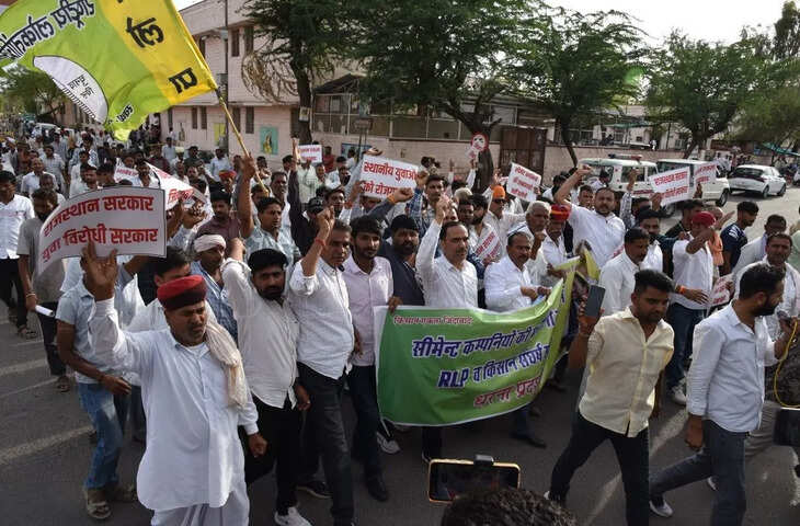 सीमेंट कंपनियों की नीतियों के खिलाफ किसानों का आक्रोश, मुआवजा, रोजगार और ब्लास्टिंग रोकने की उठी मांग