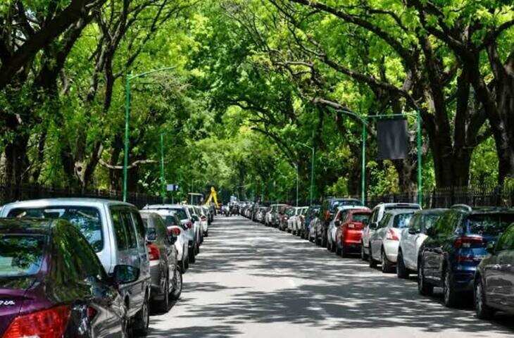 पार्किंग को लेकर वाहन मालिक और कर्मचारी में बहस, VIDEO हुआ वायरल!