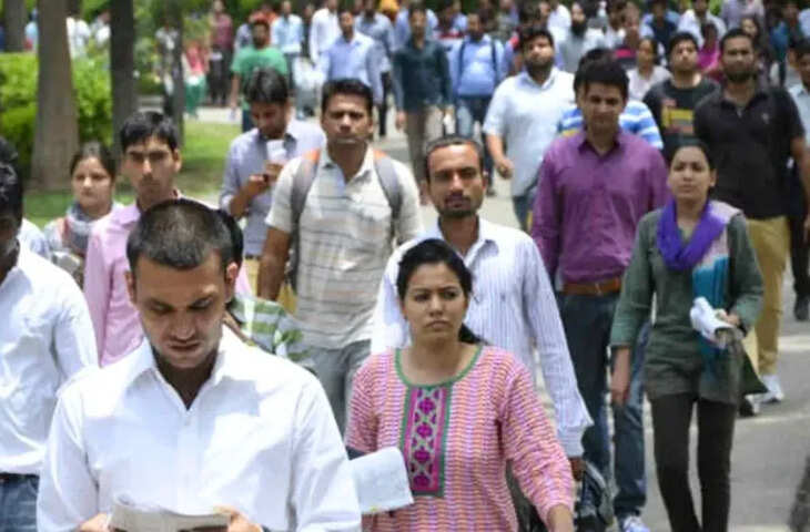 राजस्थान लोक सेवा आयोग (RPSC) ने प्रदेश के बेरोजगार युवाओं और सरकारी नौकरी की तैयारी कर रहे अभ्यर्थियों के लिए एक साथ कई महत्वपूर्ण सूचनाएं जारी की हैं। आयोग के ताजा एम्प्लॉयमेंट बुलेटिन में राजस्थान प्रशासनिक सेवा (RAS) इंटरव्यू से लेकर विभिन्न सीधी भर्तियों के परिणाम और उत्तरकुंजी से जुड़ी अहम अपडेट शामिल हैं।  आयोग की ओर से जारी बुलेटिन के अनुसार, RAS भर्ती प्रक्रिया के तहत इंटरव्यू से संबंधित महत्वपूर्ण जानकारियां साझा की गई हैं। इसके साथ ही कई विभागों की सीधी भर्ती परीक्षाओं के परिणाम भी घोषित किए गए हैं, जिससे बड़ी संख्या में अभ्यर्थियों का इंतजार खत्म हुआ है।  इसके अलावा, आयोग ने विभिन्न भर्ती परीक्षाओं की प्रोविजनल और फाइनल उत्तरकुंजी भी जारी की है। अभ्यर्थी आयोग की आधिकारिक वेबसाइट पर जाकर उत्तरकुंजी डाउनलोड कर सकते हैं और अपने प्रश्नों के सही उत्तरों का मिलान कर सकते हैं।  आयोग ने अभ्यर्थियों को सलाह दी है कि वे भर्ती प्रक्रिया से जुड़ी सभी अपडेट नियमित रूप से आयोग की वेबसाइट पर देखते रहें, ताकि किसी भी महत्वपूर्ण सूचना से वंचित न रहें।  गौरतलब है कि RPSC की ओर से जारी इस एम्प्लॉयमेंट बुलेटिन का हजारों युवाओं को इंतजार था। अब इंटरव्यू, परिणाम और उत्तरकुंजी जारी होने से अभ्यर्थियों की भर्ती प्रक्रिया में तेजी आएगी और जल्द ही कई पदों पर नियुक्तियां होने का रास्ता साफ होगा।