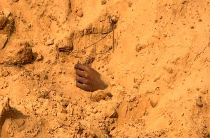 भरतपुर में 2 फ़ीट गहरे गड्ढे में दबा मिला शव, मिट्टी से बाहर निकल रहे हाथ से लोगों को चला पता&nbsp;