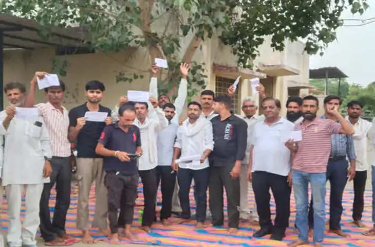 चौमूं में बिजली विभाग के सिक्योरिटी डिपॉजिट नोटिस का विरोध, कालाडेरा में लोगों ने दिया धरना