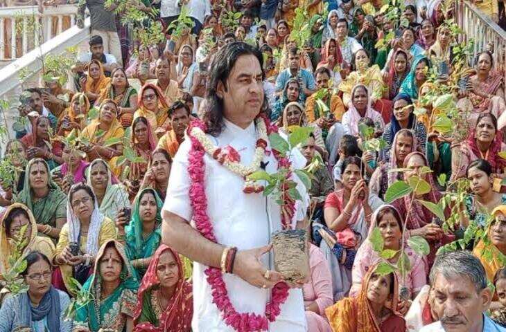 गुरु पूर्णिमा पर आस्था का महासंगम, फुटेज में देंखे प्रेमानंद महाराज के दर्शन को उमड़े श्रद्धालु, अयोध्या-मथुरा-काशी में भक्ति की अनूठी छटा