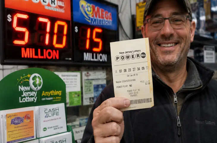 पुरानी पैंट की जेब में मिला भूला हुआ Lottery Ticket, शख्स रातोंरात बना करोड़पति