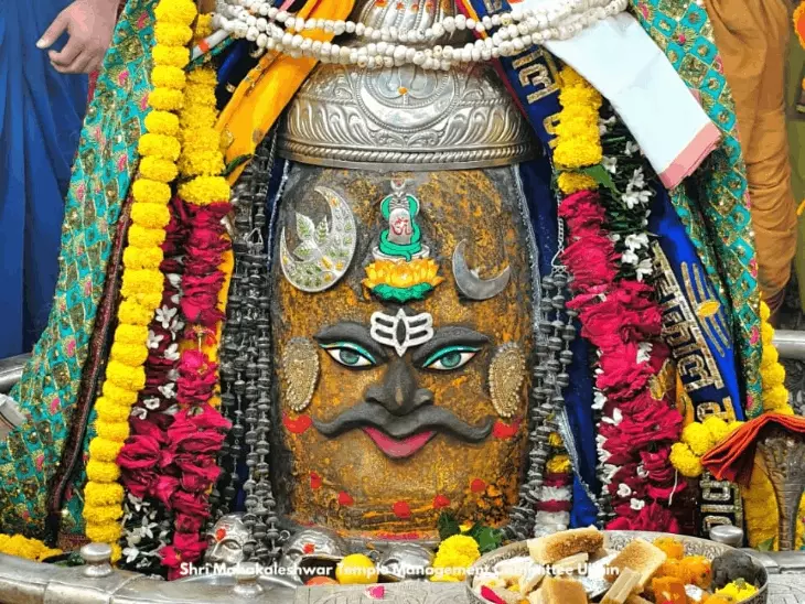 Ujjain News: महाकाल को भस्म अर्पित कर किया दिव्य श्रृंगार, पंचामृत अभिषेक के बाद रजत मुकुट और मुण्डमाल से सजे बाबा