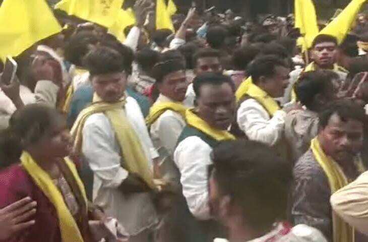 भोपाल में युवती ने पुलिसकर्मी को मारा थप्पड़, झूमाझटकी का VIDEO वायरल; CM हाउस घेरने जा रहे जयस कार्यकर्ताओं को रोका तो हुआ हंगामा