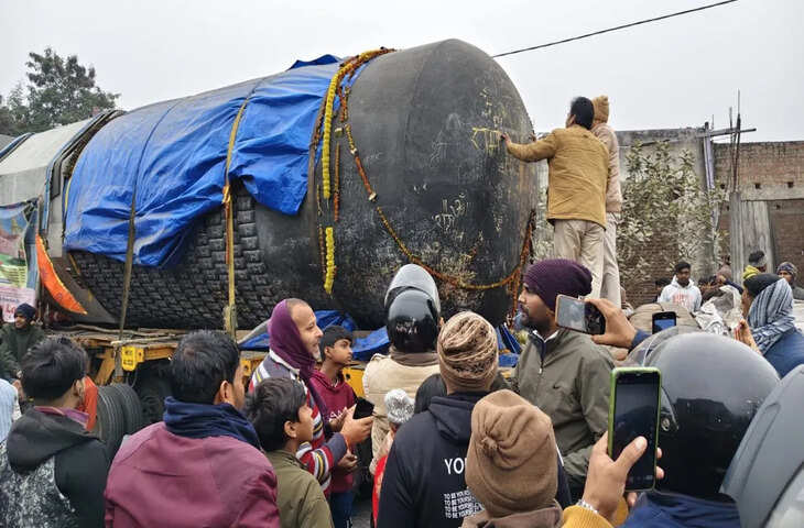 विश्व का सबसे बड़ा शिवलिंग पहुंचा बिहार, गोपालगंज में लोगों ने किया भव्य स्वागत, एक ही ग्रेनाइट पत्थर से हुआ निर्माण