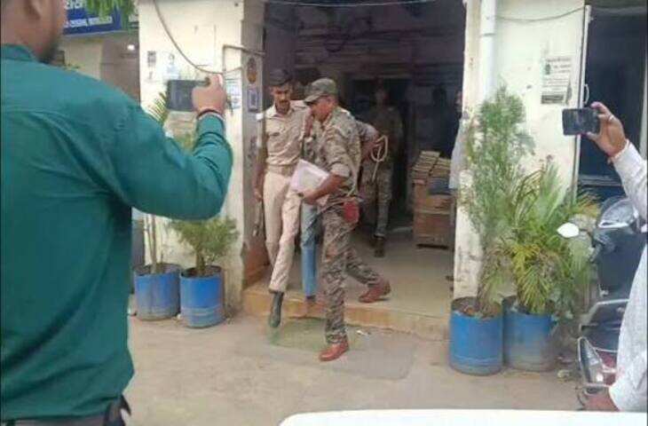 पुलिस के सामने हाथ जोड़कर गिड़गिड़ाए युवक, वीडियो वायरल