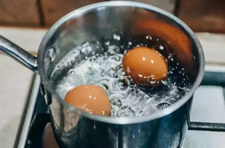 उबले हुए अंडे के पानी को फेंकने से पहले जान लें इसके चौकाने वाले फायदे