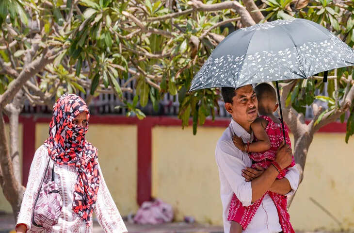 देशभर में मौसम का बदला मिजाज, दिल्ली में बढ़ी गर्मी, पूर्वोत्तर राज्यों में बारिश का अलर्ट
