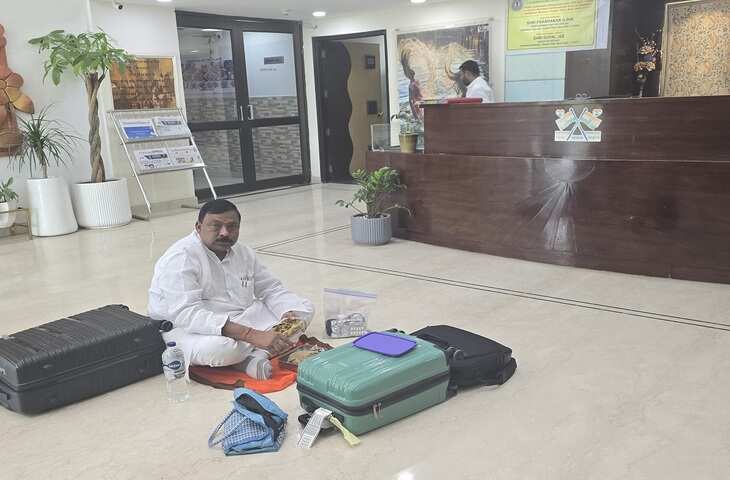 झारखंड भवन में कमरा नहीं मिलने पर आहत दिखे पांकी विधायक शशिभूषण मेहता, धरना दिया