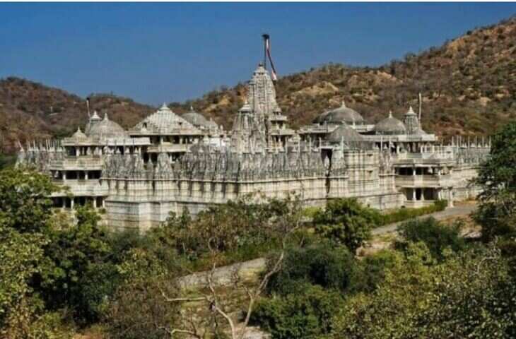 भारत भूमि धार्मिक आस्था और सांस्कृतिक विरासतों से समृद्ध रही है। यहां एक से बढ़कर एक अद्भुत मंदिर मौजूद हैं जो न केवल श्रद्धा का केंद्र हैं, बल्कि स्थापत्य कला के चमत्कार भी हैं। ऐसा ही एक मंदिर है राजस्थान के रणकपुर में स्थित जैन मंदिर, जिसे दुनिया भर में उसकी अनोखी बनावट और अद्वितीय नक्काशी के लिए जाना जाता है। इस मंदिर की सबसे खास बात यह है कि यह 1500 खूबसूरत और तराशे गए खंभों पर टिका हुआ है।  रणकपुर जैन मंदिर: संगमरमर में गढ़ी एक अद्वितीय कृति रणकपुर का यह मंदिर जैन धर्म के पहले तीर्थंकर भगवान आदिनाथ को समर्पित है। यह मंदिर राजस्थान के उदयपुर जिले से लगभग 100 किलोमीटर दूर रणकपुर गांव में स्थित है। यह स्थान अरावली पर्वतमाला के बीच बसा हुआ है, जिससे इसकी प्राकृतिक खूबसूरती और भी निखर जाती है।  इस भव्य मंदिर का निर्माण 15वीं शताब्दी में राणा कुंभा के शासनकाल में हुआ था। यही कारण है कि इस स्थान का नाम भी राणा कुंभा के नाम पर &lsquo;रणकपुर&rsquo; रखा गया। मंदिर की स्थापना एक जैन व्यापारी धर्ना शाह द्वारा की गई थी, जिन्हें एक दिव्य स्वप्न के माध्यम से इस भव्य मंदिर के निर्माण की प्रेरणा मिली थी। राणा कुंभा ने इस सपने को साकार करने के लिए भूमि दान दी और संरक्षण प्रदान किया।  स्थापत्य की विशेषता: 1500 खंभों की अद्भुत संरचना रणकपुर जैन मंदिर की सबसे बड़ी विशेषता है इसके 1500 खंभे, जो पूरी संरचना को सहारा देते हैं। इन खंभों को इतनी सुंदरता से तराशा गया है कि हर खंभा अपनी तरह से अलग है&mdash;कोई भी दो खंभे एक जैसे नहीं दिखते। और सबसे आश्चर्यजनक बात यह है कि मंदिर के किसी भी कोने से मुख्य गर्भगृह में स्थापित भगवान आदिनाथ की मूर्ति स्पष्ट रूप से दिखाई देती है। यह वास्तुशिल्प का एक अद्भुत उदाहरण है।  इन खंभों पर की गई बारीक नक्काशी और डिजाइन इतनी खूबसूरत है कि इन्हें देखकर लोग मंत्रमुग्ध हो जाते हैं। संगमरमर की ठंडक और सफेदी मंदिर के सौंदर्य को और भी प्रभावशाली बनाती है।  मंदिर का आंतरिक स्वरूप और आध्यात्मिक महत्व मंदिर के भीतर चार दिशाओं में भगवान आदिनाथ की संगमरमर से बनी चार विशाल मूर्तियाँ स्थापित हैं। यह प्रतीक है जैन धर्म के सार्वभौमिक दृष्टिकोण का। इसके अलावा, मंदिर में 76 छोटे-छोटे गुंबद, चार विशाल प्रार्थना कक्ष और चार प्रमुख पूजन स्थल भी हैं।  इस मंदिर का आध्यात्मिक महत्व केवल इसकी भव्यता तक सीमित नहीं है। कहा जाता है कि यह मंदिर जीवन-मृत्यु के चक्र से मुक्ति की प्रेरणा देता है। यहां का शांत वातावरण साधना और आत्मचिंतन के लिए आदर्श माना जाता है।  निर्माण में दूरदर्शिता का अद्भुत उदाहरण रणकपुर जैन मंदिर केवल सुंदरता का प्रतीक नहीं है, बल्कि यह निर्माण की दूरदर्शिता का भी एक उत्कृष्ट उदाहरण है। मंदिर में कई तहखाने बनाए गए हैं, जिनका उपयोग आपातकाल की स्थिति में भगवान की मूर्तियों को सुरक्षित रूप से संरक्षित करने के लिए किया जा सकता है। इससे यह स्पष्ट होता है कि मंदिर के निर्माणकर्ताओं ने केवल वर्तमान नहीं, बल्कि भविष्य की स्थितियों को भी ध्यान में रखा था।  दुनियाभर के पर्यटकों को खींचता है रणकपुर रणकपुर जैन मंदिर केवल भारत के ही नहीं, बल्कि दुनिया के प्रमुख धार्मिक और स्थापत्य स्थलों में गिना जाता है। हर साल हजारों देशी-विदेशी पर्यटक इस मंदिर को देखने आते हैं। इसकी भव्यता, नक्काशी, शांत वातावरण और धार्मिक महत्व लोगों को गहराई से आकर्षित करते हैं।  यूनेस्को और कई अंतरराष्ट्रीय संगठन इस मंदिर को विश्व धरोहर के रूप में मान्यता देने की दिशा में काम कर चुके हैं। यह मंदिर भारतीय संस्कृति और शिल्पकला का जीवंत उदाहरण है।  निष्कर्ष रणकपुर का जैन मंदिर न केवल एक धार्मिक स्थल है, बल्कि यह भारतीय स्थापत्य, नक्काशी और वास्तु विज्ञान का अद्वितीय नमूना भी है। इसके 1500 खंभों की बनावट, संगमरमर की नक्काशी, और आध्यात्मिक वातावरण इसे एक ऐसे चमत्कार में बदल देते हैं जिसे शब्दों में बयान करना मुश्किल है। यदि आपने अभी तक इस मंदिर की भव्यता को नहीं देखा है, तो जीवन में एक बार जरूर इस दिव्यता का अनुभव लेना चाहिए।