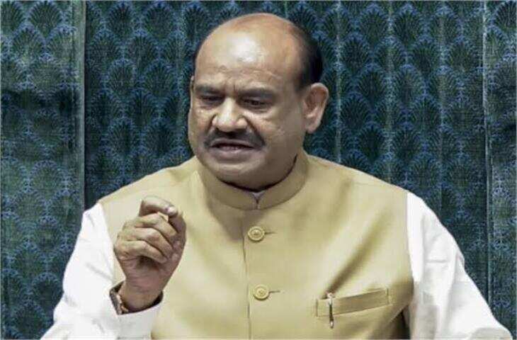 संसद में फिर गरमाया सियासी माहौल: लोकसभा में हंगामे के बाद कार्यवाही स्थगित, वीडियो में जाने दानपेटी लेकर सपा का प्रदर्शन; प्रियंका और रिजिजू के बयान से बढ़ी तल्खी