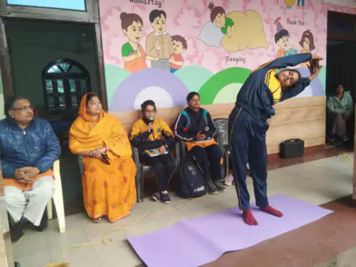 Alwar राजगढ़ में बच्चों को दी योग की जानकारी : शांतिकुंज हरिद्वार देव संस्कृति विश्वविद्यालय के शिक्षकों ने दिया प्रशिक्षण