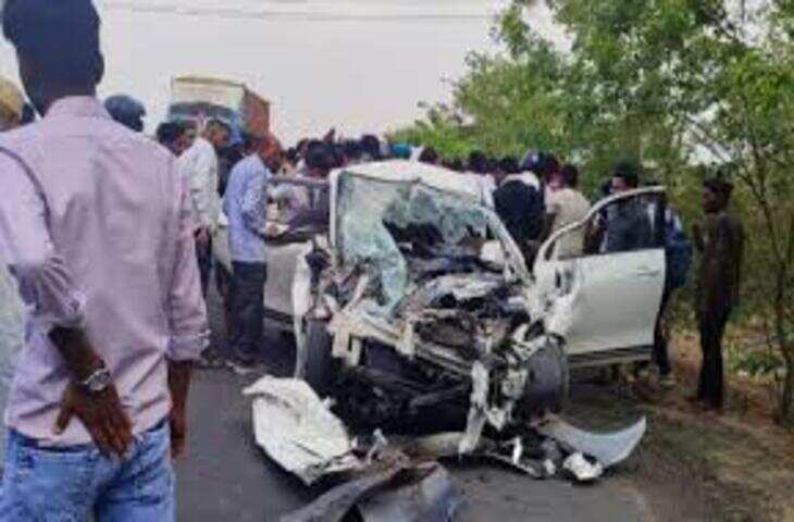 मध्य प्रदेश के धार जिले में कार के खड़े ट्रक से टकराने से चार लोगों की मौत
