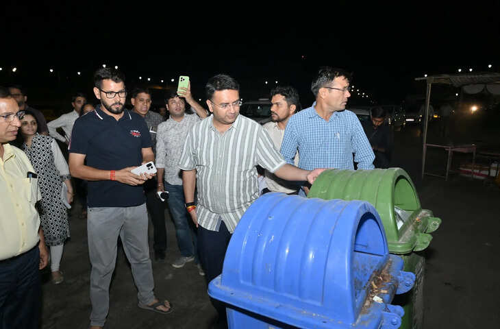 निरीक्षण के दौरान आयुक्त को दिखी गंदगी, हवामहल क्षेत्र में कचरा मिलने पर जताई नाराजगी