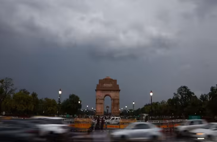 Delhi Weather: सुबह-रात बढ़ी ठंडक, तापमान में गिरावट के संकेत; AQI में भी सुधार