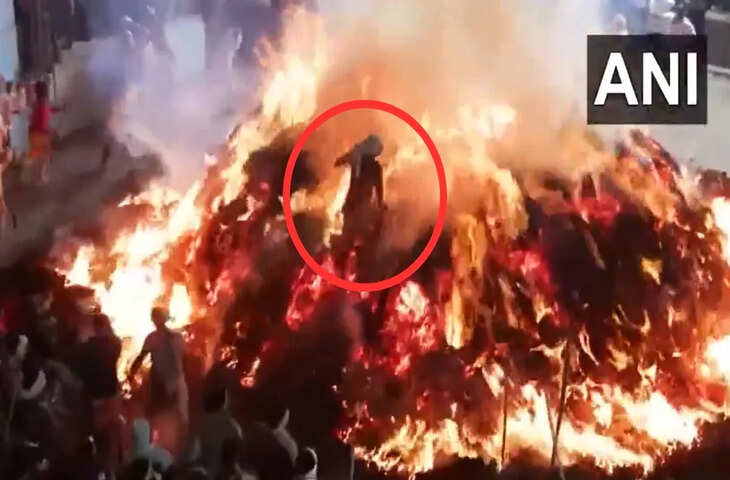 मथुरा में प्रहलाद बनकर होलिका दहन में कूदने का वीडियो वायरल, शख्स सुरक्षित