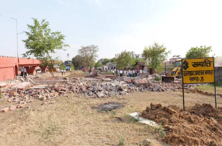 हाउसिंग बोर्ड की 2200 करोड़ की जमीन से 25 साल बाद हटाया गया अतिक्रमण, कार्रवाई के दौरान पथराव से माहौल तनावपूर्ण