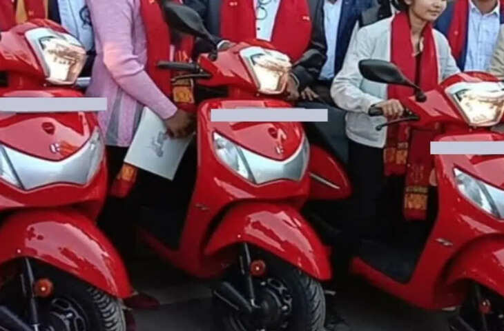 अलीगढ़ में स्कूटी योजना पर उठे सवाल, बिना कॉलेज आए छात्राओं को मिले नंबर; नकल माफिया से मिलीभगत के आरोप