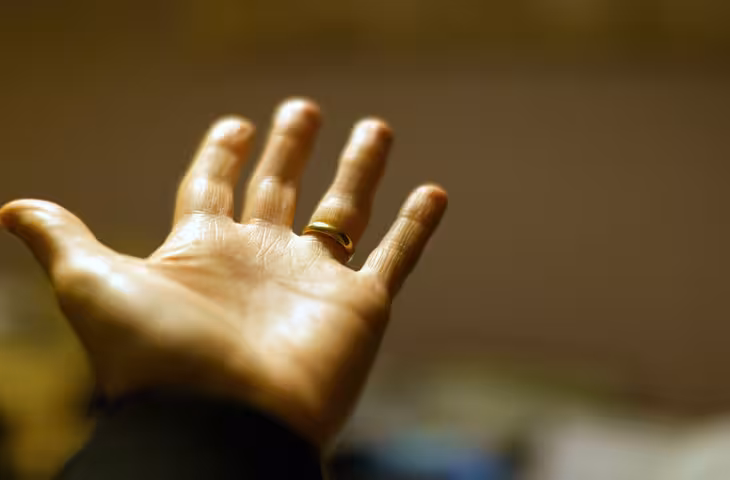 Palmistry: गुरु पर्वत पर क्रॉस का निशान माना जाता है शुभ, जानें हथेली के इस संकेत का क्या होता है महत्व