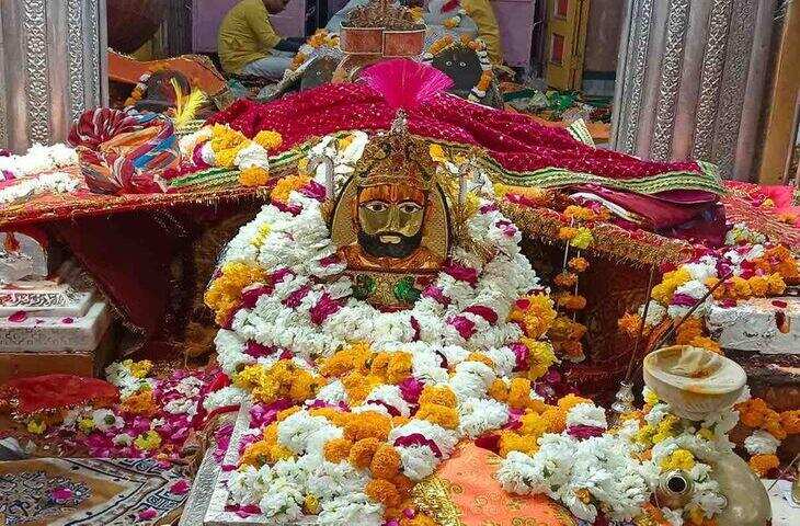 राजस्थान की लोक आस्था में बाबा रामदेवजी का नाम बेहद श्रद्धा और विश्वास के साथ लिया जाता है। उन्हें राजस्थान के प्रमुख लोकदेवताओं में माना जाता है। जैसलमेर जिले के रामदेवरा (रूणिचा) में स्थित उनका समाधि स्थल हर साल बड़ी संख्या में श्रद्धालुओं को आकर्षित करता है। बाबा रामदेवजी को विशेष रूप से सामाजिक समानता, मानव सेवा और भक्ति की भावना से जोड़कर देखा जाता है।  बाबा रामदेवजी का जन्म लोक मान्यताओं के अनुसार बाबा रामदेवजी का जन्म 15वीं शताब्दी में राजस्थान के पोकरण क्षेत्र के रूणिचा गांव में हुआ था। उनके पिता का नाम अजमलजी तंवर और माता का नाम मैणादे बताया जाता है।मान्यता है कि उनके जन्म को लेकर पहले से ही धार्मिक भविष्यवाणियां प्रचलित थीं। भक्त उन्हें भगवान कृष्ण के अवतार के रूप में भी मानते हैं, हालांकि यह धार्मिक और लोक परंपरा की मान्यता है।  बचपन से ही दिखाई देने लगे चमत्कार लोक कथाओं में बाबा रामदेवजी के बचपन से ही कई चमत्कारों का उल्लेख मिलता है। कहा जाता है कि उन्होंने जाति-पाति और ऊंच-नीच के भेदभाव का विरोध किया तथा सभी लोगों को समान मानने का संदेश दिया।उनके जीवन से जुड़ी लोककथाओं में गरीबों, जरूरतमंदों और वंचित लोगों की सहायता करने की अनेक कहानियां सुनाई जाती हैं।  पांच पीरों से जुड़ी प्रसिद्ध कथा बाबा रामदेवजी के इतिहास से जुड़ी सबसे प्रसिद्ध लोककथाओं में पांच पीरों की कथा आती है। लोकमान्यता के अनुसार बाबा रामदेवजी की आध्यात्मिक शक्ति की परीक्षा लेने के लिए पांच पीर अरब से राजस्थान आए थे।कहा जाता है कि बाबा रामदेवजी ने अपनी शक्ति का परिचय दिया और उनके प्रति सम्मान व्यक्त किया। इसके बाद पांचों पीर उनसे प्रभावित हुए और उन्हें &ldquo;रामसा पीर&rdquo; के नाम से सम्मान दिया।यह कथा मुख्य रूप से लोक आस्था और धार्मिक परंपराओं में प्रचलित है।  जात-पात के खिलाफ दिया संदेश बाबा रामदेवजी को राजस्थान में सामाजिक समरसता का प्रतीक माना जाता है। उनके संदेशों का केंद्रीय भाव था कि ईश्वर की नजर में सभी मनुष्य समान हैं।उन्होंने समाज में मौजूद ऊंच-नीच और भेदभाव का विरोध किया। इसी वजह से विभिन्न समुदायों में उनके प्रति श्रद्धा देखने को मिलती है।राजस्थान के ग्रामीण क्षेत्रों में आज भी बाबा रामदेवजी के भजन और लोकगीत उनकी शिक्षाओं और जीवन की कथाओं को लोगों तक पहुंचाते हैं।  रामदेवरा बना आस्था का प्रमुख केंद्र बाबा रामदेवजी ने अपना जीवन मानव सेवा और लोककल्याण में लगाया। लोक परंपरा के अनुसार उन्होंने रामदेवरा में समाधि ली।आज यहां स्थित मंदिर और समाधि स्थल को रामदेवरा मंदिर के नाम से जाना जाता है। हर वर्ष यहां विशाल मेला लगता है, जिसमें राजस्थान के अलावा गुजरात, मध्य प्रदेश, हरियाणा और देश के अन्य हिस्सों से भी श्रद्धालु पहुंचते हैं।  रामदेवरा मेले का महत्व रामदेवरा का मेला राजस्थान के प्रमुख धार्मिक मेलों में शामिल है। भाद्रपद महीने में आयोजित होने वाले इस मेले में लाखों श्रद्धालु पैदल यात्राएं करके पहुंचते हैं।भक्त बाबा रामदेवजी की समाधि पर दर्शन करते हैं, ध्वजा चढ़ाते हैं और भजन-कीर्तन करते हैं। कई श्रद्धालु दूर-दूर से रामदेवरा तक पैदल यात्रा भी करते हैं।  हिंदू और मुस्लिम दोनों समुदायों में आस्था बाबा रामदेवजी की सबसे खास पहचान यह है कि उन्हें अलग-अलग समुदायों में श्रद्धा के साथ याद किया जाता है। हिंदू भक्त उन्हें बाबा रामदेवजी और कई मुस्लिम श्रद्धालु रामसा पीर के नाम से मानते हैं।इस तरह उनकी लोक परंपरा राजस्थान की सांप्रदायिक सद्भाव और सामाजिक समरसता की अनूठी मिसाल मानी जाती है।  बाबा रामदेवजी की विरासत बाबा रामदेवजी का इतिहास केवल चमत्कारों और धार्मिक कथाओं तक सीमित नहीं है। उनकी लोकगाथा में समानता, सेवा, मानवता और भक्ति जैसे मूल्यों को विशेष स्थान मिला है।आज भी राजस्थान के गांवों में उनके नाम के भजन गूंजते हैं और रामदेवरा में श्रद्धालुओं की लंबी कतारें दिखाई देती हैं।​​​​​​​&nbsp;बाबा रामदेवजी राजस्थान की लोक आस्था में ऐसे लोकदेवता हैं, जिनकी सबसे बड़ी विरासत किसी चमत्कार से ज्यादा मानवता और समानता का संदेश मानी जाती है।