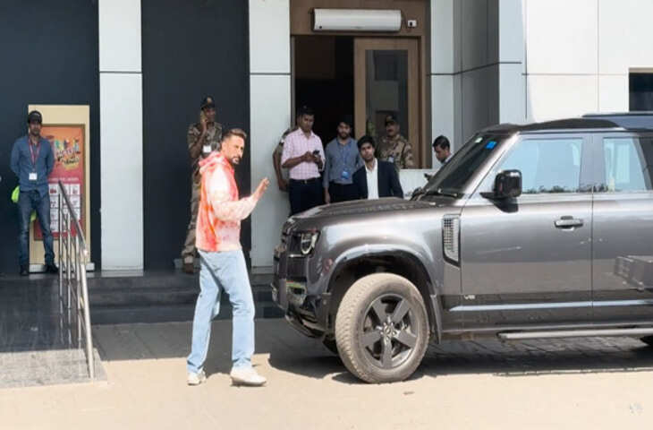 Abhishek Bachchan ने खरीदी चमचमाती New Land Rover Defender 130, एसयूवी की कीमत और फीचर्स जान फटी रह जाएंगी आंखें&nbsp;