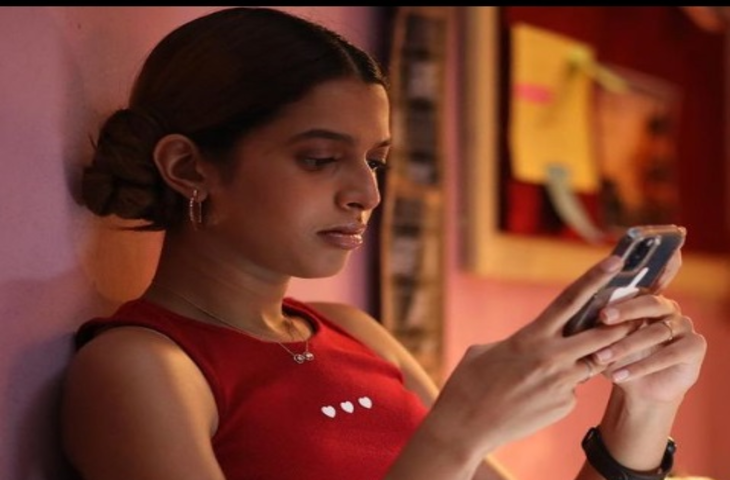 ग्रेटर हैदराबाद में सोमवार रात तूफान के साथ भारी बारिश हुई। बारिश के कारण निचले इलाकों में पानी भर गया। जिस वजह से मंगलवार सुबह लोगों को काफी परेशानी का सामना करना पड़ा। हालांकि, इस दौरान एक व्यक्ति की मौत की खबर भी सामने आई है।  सड़कों पर पानी जमा होने से वाहनों का आवागमन (आना-जाना) प्रभावित हुआ, जबकि शहर और आसपास की कुछ कॉलोनियों में बारिश का पानी घरों में घुस गया। मीडिया रिपोर्ट के अनुसार, सैदाबाद और सिंगरेनी ऑफिसर्स कॉलोनी में आवासीय इलाकों में पानी घुस गया, जिससे निवासियों को भारी कठिनाइयों का सामना करना पड़ा।  इसके अलावा ऐसी ही स्थिति कोदंडराम नगर और सरूरनगर इलाके की कुछ कॉलोनियों में भी थी। गजुलारामाराम और मलकमपेट की कुछ कॉलोनियां भी जलमग्न हो गईं। निचले जलमग्न इलाके से लोगों को सुरक्षित स्थानों पर पहुंचाया गया। सड़क जलमग्न होने से बाचुपल्ली से गांधी मैसम्मा तक वाहनों का आवागमन प्रभावित हुआ।  माधापुर, गाचीबोवली, रायदुर्गम और आसपास के क्षेत्रों के सूचना प्रौद्योगिकी गलियारों में सड़कों पर पानी जमा होने के कारण एक बार फिर भारी ट्रैफिक जाम देखने को मिला। लगभग 30 मिनट तक हुई झमाझम बारिश के बाद शहर के विभिन्न स्थानों पर कार्यालयों और कार्यस्थलों से लौट रहे लोग घंटों तक ट्रैफिक जाम में फंसे रहे।  भारी बारिश से आईटी क्लस्टर, फाइनेंशियल डिस्ट्रिक्ट, जुबली हिल्स, बंजारा हिल्स, बेंगुमपेट, मेहदीपट्टनम, पंजागुट्टा, कोटि, एबिड्स और अन्य क्षेत्रों में सड़कों पर पानी भर गया।  सोमवार रात एबिड्स क्षेत्र में एस्बेस्टस शीट गिरने से एक व्यक्ति की जान चली गई। यह घटना तब घटी जब मृतक ने एक दीवार के नीचे शरण ले रखी थी। बगल की इमारत की चौथी मंजिल से चादरें उसके ऊपर गिर गईं। मृतक की पहचान दिहाड़ी मजदूर फरीद के रूप में हुई।  इसके अलावा शहर में दो जगहों पर आकाशीय बिजली गिरी। हालांकि, कोई हताहत नहीं हुआ। पहली घटना में बिजली गिरने से लंगर हौज़ में ऐतिहासिक कुतुब शाही मस्जिद की एक मीनार का एक छोटा सा हिस्सा क्षतिग्रस्त हो गया। बिजली गिरने की एक और घटना अट्टापुर में एक इमारत के करीब सामने आई।  अपार्टमेंट बिल्डिंग के निवासियों ने शिकायत की कि टेलीविजन सेट और रेफ्रिजरेटर क्षतिग्रस्त हो गए हैं। तेज हवाओं के कारण कुछ स्थानों पर पेड़ गिर गये। जीएचएमसी की आपदा प्रतिक्रिया बल (डीआरएफ) की टीमें गिरे हुए पेड़ों और जल जमाव प्वाइंट को साफ करने के लिए कार्रवाई में जुट गईं।  सोमवार रात की भारी बारिश के बाद शहर के मध्य में स्थित हुसैन सागर झील में जल स्तर एक बार फिर फुल टैंक लेवल (एफटीएल) के करीब पहुंच गया है।  मंगलवार सुबह झील का जलस्तर एफटीएल 514.75 मीटर के मुकाबले बढ़कर 513.46 मीटर हो गया। ग्रेटर हैदराबाद नगर निगम (जीएचएमसी) ने डिस्चार्ज चैनल वाले इलाकों में रहने वाले लोगों को सतर्क कर दिया है।