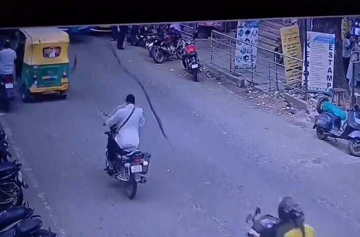 बाइक चला रहे शख्स पर अचानक आसमान से टूटी मुसीबत, सिर पर आ गिरी लकड़ी, रोंगटे खड़े कर देगा वीडियो