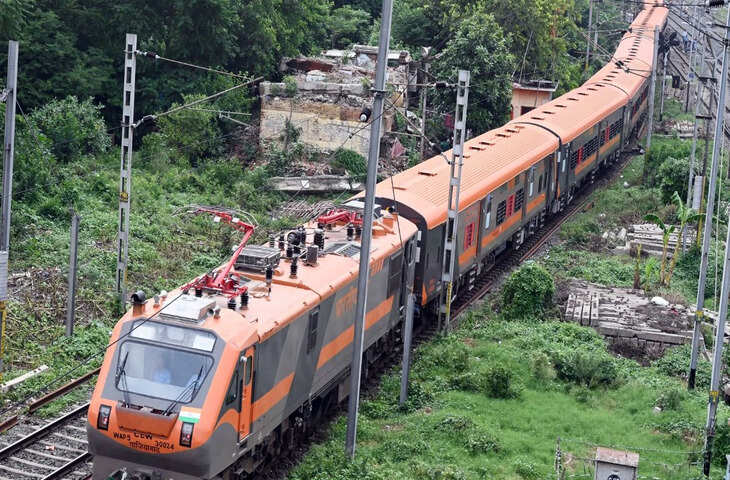 रेल यात्रियों के लिए बड़ी खुशखबरी! 7 नई अमृत भारत एक्सप्रेस चलाने की तैयारी, इन राज्यों को मिलेगा सीधा फायदा​​​​​​​