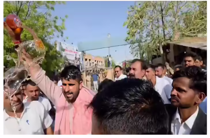 बाड़मेर में हाई-वोल्टेज ड्रामा, वीडियो में देंखे विधायक रविंद्र सिंह भाटी का विरोध प्रदर्शन में पेट्रोल छिड़कने का प्रयास, प्रशासन ने संभाला मोर्चा