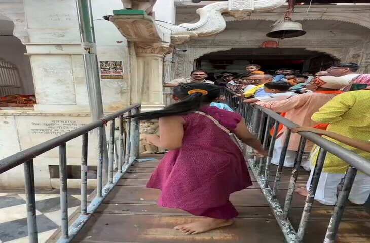पुलिसकर्मी ने अपनी ड्यूटी निभाते हुए सही काम किया।  आजकल कई लोग कहीं भी कैमरा निकालकर रील बनाने और नाचने लगते हैं,  जबकि हर जगह ऐसा करना उचित नहीं होता।  इस पूरे मामले में आखिर क्या हुआ, यह जानने के लिए पूरी वीडियो देखें।