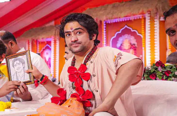 करवा चौथ पर सवाल सुनकर बाबा बागेश्वर ने दिया मजाकिया जवाब, शिवपुरी की रामकथा में हुआ &lsquo;सीधी बात&rsquo; सेशन