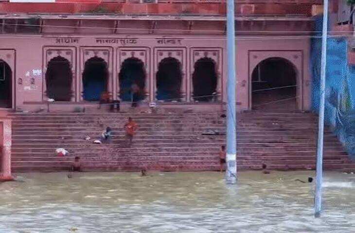 कैमरे में कैद हुआ खौफनाक मंजर, गंगा में बह गया मंदिर