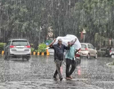 प्रदर्शन, बारिश, जलभराव से Delhi में आम जनजीवन अस्त-व्यस्त !