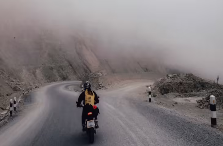 सर्दियों में कोहरे के बीच बाइक चलाना हो रहा है मुश्किल? अपनाएं ये 10 सेफ्टी टिप्स जो देंगी सुरक्षा की गारंटी&nbsp;