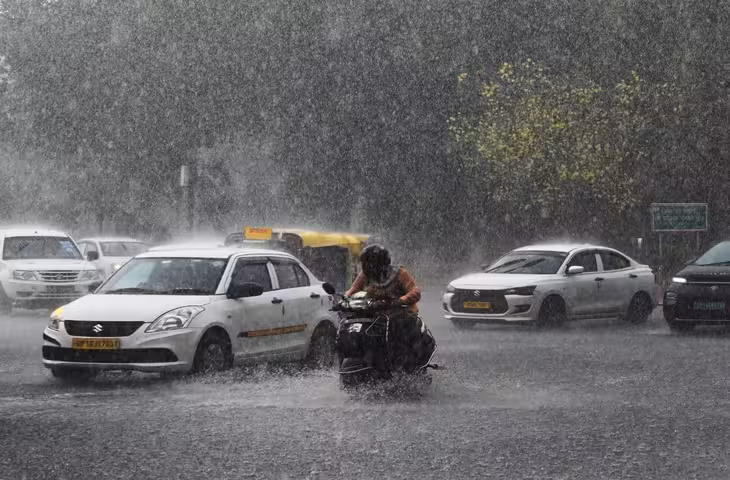 दिल्ली-NCR में भारी बारिश से बदला मौसम, रेड-ऑरेंज अलर्ट जारी; नोएडा-गाजियाबाद में भी झमाझम