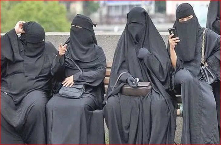 मुंबई के इस कॉलेज में बुर्का बैन, नए ड्रेस कोड पर बवाल, धरने पर बैठीं छात्राएं