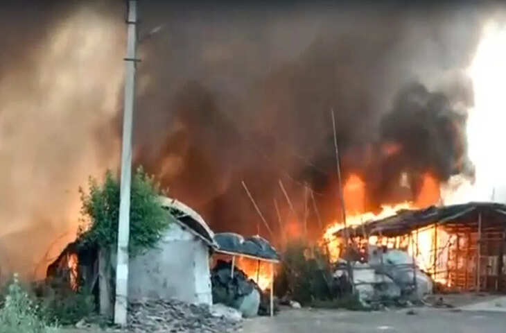 हापुड़ के पिलखुवा में भीषण आग: 70 झुग्गियां और कई गोदाम जलकर राख, करोड़ों के नुकसान की आशंका