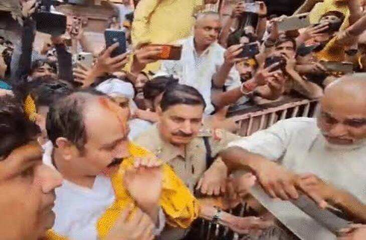 बरसाना पहुंचे प्रदीप मिश्रा, राधारानी मंदिर में जोड़े हाथ; सोमवार से शुरू होगी शिव महापुराण कथा