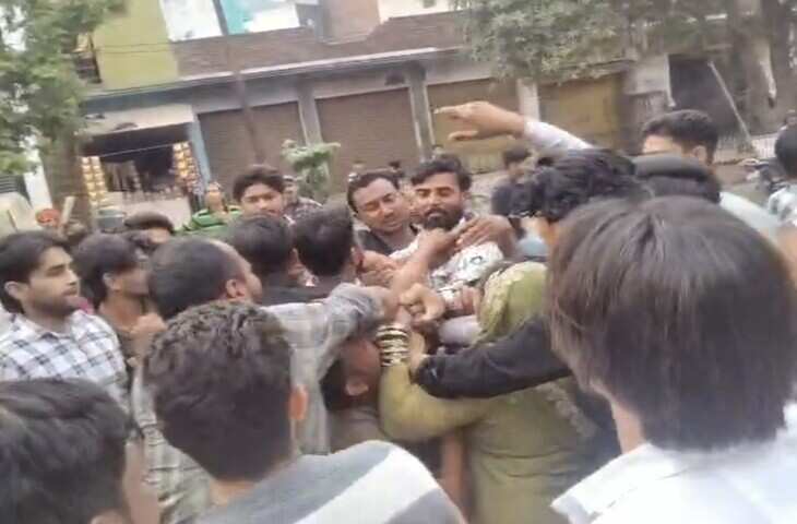 शादी समारोह में युवक पर लाठी से हमला, वीडियो में देखें दाहिना हाथ फ्रैक्चर, CCTV में कैद वारदात