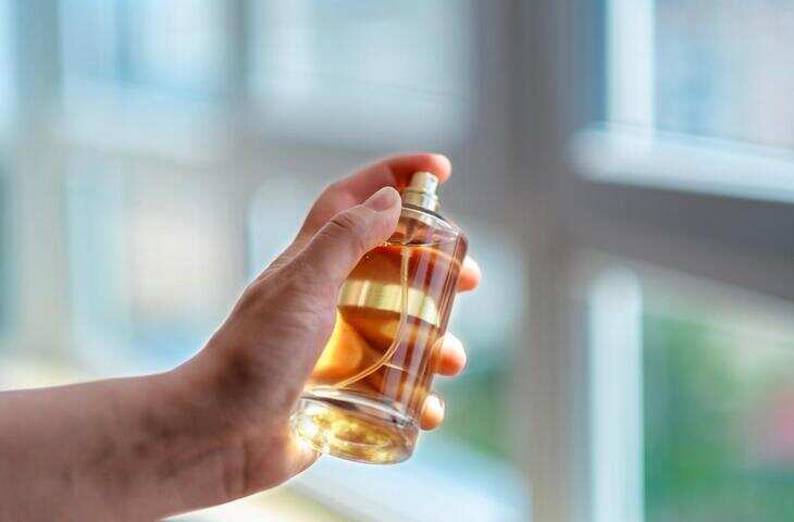 परफ्यूम बेचने वाले शख्स का अतरंगी स्टाइल वाला वीडियो वायरल, देखकर लोग बोले - 'भाई पिट जाएगा....'