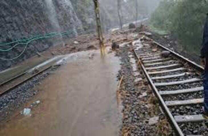  महाराष्ट्र में भारी बारिश से हाहाकार, मुंबई-पुणे रूट प्रभावित; वीडियो में जाने हिमाचल में पत्थर गिरने से बच्ची की मौत