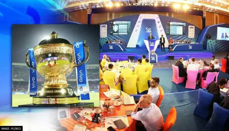 IPL Auction 2022 Live Breaking नीलामी के दौरान ऑक्शनर Hugh Edmeades टेबल से गिरे, हार्ट अटैक का खतरा