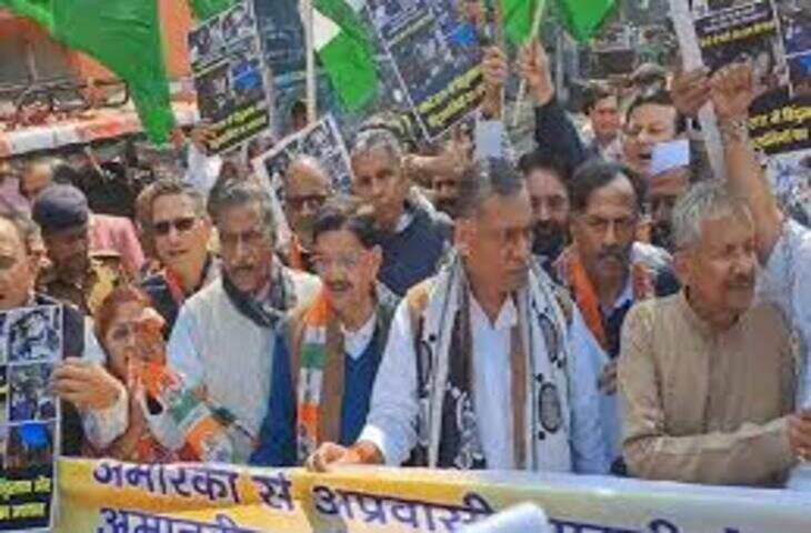 पटना में जंजीर पहनकर कांग्रेस ने किया प्रदर्शन: अमेरिका से डिपोर्ट किए गए भारतीयों के मुद्दे पर केंद्र को