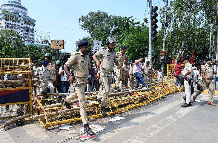 पटना में SIR और मुख्य निर्वाचन आयुक्त के इस्तीफे की मांग पर छात्रों का प्रदर्शन, बैरिकेडिंग तोड़ लोकभवन की ओर बढ़े