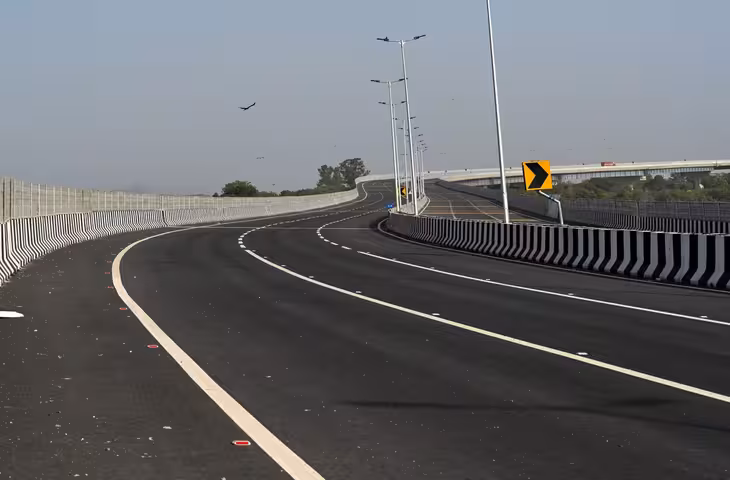 गाजियाबाद के राजनगर एक्सटेंशन में रहने वाले लोगों के लिए बड़ी राहत की खबर है। गाजियाबाद विकास प्राधिकरण (GDA) ने क्षेत्र में यातायात व्यवस्था को बेहतर बनाने के लिए एक नई आउटर रिंग रोड बनाने की योजना तैयार की है। यह सड़क सिटी फॉरेस्ट से दुहाई तक करीब 5.8 किलोमीटर लंबी होगी। इस परियोजना पर लगभग 90 करोड़ रुपये खर्च किए जाने का अनुमान है।  नई सड़क के निर्माण से राजनगर एक्सटेंशन और इसके आसपास विकसित हो रही कॉलोनियों में रहने वाले लोगों को बेहतर कनेक्टिविटी मिलने की उम्मीद है। वर्तमान में क्षेत्र में तेजी से आवासीय विकास हो रहा है और बड़ी संख्या में लोग यहां रह रहे हैं। आबादी बढ़ने के साथ सड़कों पर वाहनों का दबाव भी लगातार बढ़ रहा है। ऐसे में आउटर रिंग रोड बनने से यातायात व्यवस्था को सुचारु करने में मदद मिल सकती है।  प्रस्तावित आउटर रिंग रोड सिटी फॉरेस्ट से शुरू होकर दुहाई तक जाएगी। यह मार्ग कई कॉलोनियों और विकसित हो रहे आवासीय क्षेत्रों से होकर गुजरेगा। इससे इन इलाकों के लोगों को मुख्य मार्गों तक पहुंचने के लिए वैकल्पिक रास्ता मिल सकेगा। साथ ही, स्थानीय सड़कों पर वाहनों का दबाव कम होने की उम्मीद है।  GDA की इस परियोजना को राजनगर एक्सटेंशन के भविष्य के विकास के लिहाज से भी महत्वपूर्ण माना जा रहा है। क्षेत्र में लगातार नए आवासीय प्रोजेक्ट और अन्य सुविधाएं विकसित हो रही हैं। बेहतर सड़क कनेक्टिविटी मिलने से इन क्षेत्रों में आवागमन और आसान होगा।  करीब 90 करोड़ रुपये की लागत से बनने वाली इस सड़क के निर्माण से आसपास के इलाकों में रहने वाले लोगों को रोजाना के आवागमन में सुविधा मिल सकती है। नौकरी, कारोबार और अन्य कामों के लिए गाजियाबाद और आसपास के क्षेत्रों में आने-जाने वाले लोगों को भी इसका फायदा मिलने की उम्मीद है।  नई सड़क बनने के बाद राजनगर एक्सटेंशन से दुहाई और आसपास के क्षेत्रों के बीच कनेक्टिविटी मजबूत होगी। इसके अलावा भविष्य में क्षेत्र में बढ़ने वाले ट्रैफिक को संभालने में भी यह सड़क महत्वपूर्ण भूमिका निभा सकती है।  GDA की योजना से स्थानीय लोगों में भी उम्मीद जगी है। लंबे समय से तेजी से विकसित हो रहे राजनगर एक्सटेंशन में बेहतर सड़क और ट्रैफिक व्यवस्था की जरूरत महसूस की जा रही थी। आउटर रिंग रोड के निर्माण से इस समस्या को काफी हद तक कम करने में मदद मिलने की संभावना है।  कुल मिलाकर, सिटी फॉरेस्ट से दुहाई तक 5.8 किलोमीटर लंबी आउटर रिंग रोड राजनगर एक्सटेंशन के लिए महत्वपूर्ण इंफ्रास्ट्रक्चर परियोजना साबित हो सकती है। करीब 90 करोड़ रुपये की लागत वाली इस सड़क से न केवल कनेक्टिविटी बेहतर होगी, बल्कि क्षेत्र के भविष्य के विकास को भी रफ्तार मिलने की उम्मीद है।