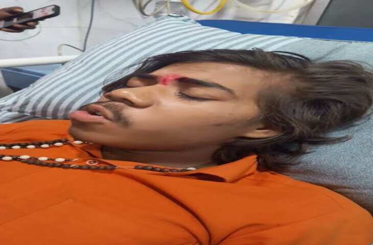 Ajay Pal Baba Viral : दरबार लगाने पहुंचे बाबा को सांप ने काटा, हालत गंभीर; सोशल मीडिया पर चर्चा तेज